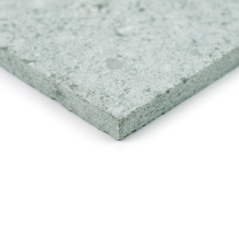 Os ladrilhos de pedra formam um padrão quadrado, apresentando uma superfície texturizada em tons de cinza claro e verde claro sa