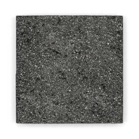 Quadratische Steinfliese mit gesprenkelter, strukturierter Oberfläche. flach vor einem weißen Hintergrund ruhend. Quadratische Steinfliese mit gesprenkelter, strukturierter Oberfläche. flach vor einem weißen Hintergrund ruhend.
