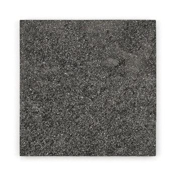 Nove ladrilhos de pedra cinza escuro dispostos em uma grade quadrada, criando uma superfície uniforme e texturizada.