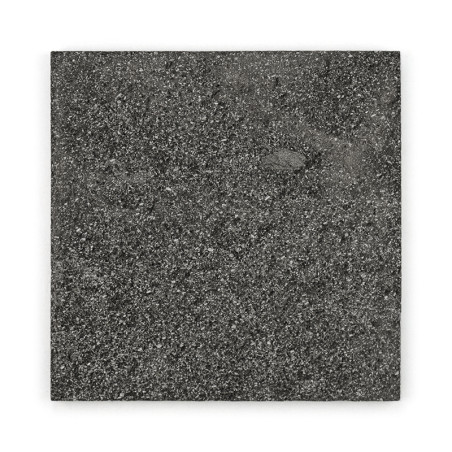 Quadratische Steinfliesen weisen eine gesprenkelte, dunkelgraue Textur auf und liegen auf einem schlichten weißen Hintergrund.