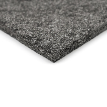 Ladrilhos de pedra áspera ficam alinhados, formando um padrão texturizado, criando uma superfície uniforme em uma vista de perto