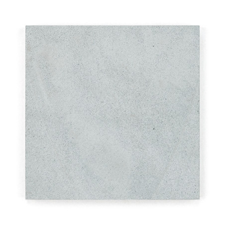 Quadratische graue Steinfliese, flach liegend, mit glatter, gesprenkelter Textur auf isoliertem, weißem Hintergrund. Quadratische graue Steinfliese, flach liegend, mit glatter, gesprenkelter Textur auf isoliertem, weißem Hintergrund.