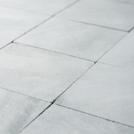 Graue Steinfliesen bilden ein geometrisches Muster, das sich sauber überschneidet und so eine glatte, einheitliche Oberfläche in Graue Steinfliesen bilden ein geometrisches Muster, das sich sauber überschneidet und so eine glatte, einheitliche Oberfläche in