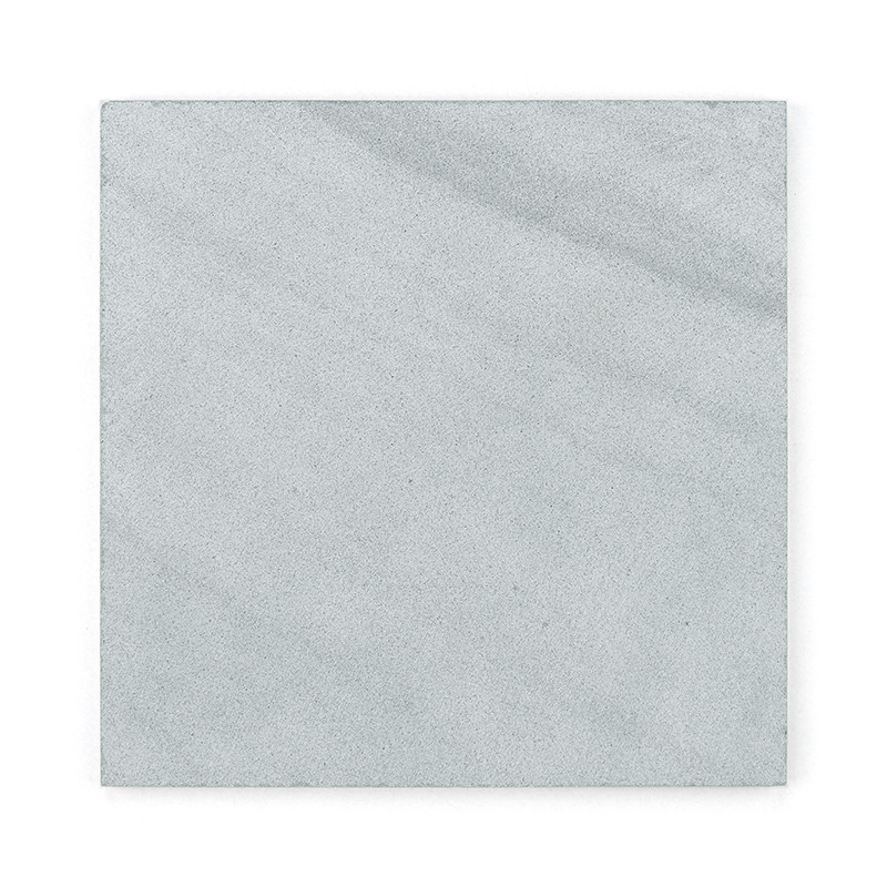 Nove ladrilhos de pedra cinza claro e lisos dispostos em uma grade quadrada, exibindo padrões sutis e variados, contra um fundo 