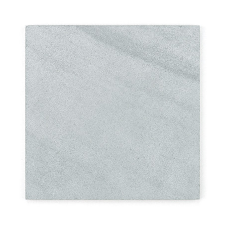 Nove ladrilhos de pedra cinza claro e lisos dispostos em uma grade quadrada, exibindo padrões sutis e variados, contra um fundo 