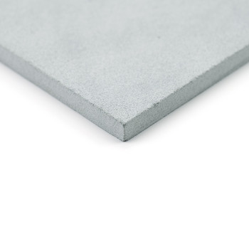 Quatro ladrilhos de pedra cinza claro se encontram nos cantos, formando um padrão cruzado. A superfície parece lisa e ligeiramen