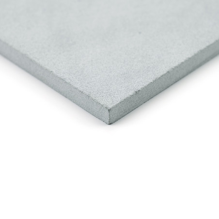 Quatro ladrilhos de pedra cinza claro se encontram nos cantos, formando um padrão cruzado. A superfície parece lisa e ligeiramen