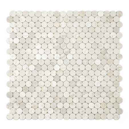 Kreisförmige Steinfliesen bilden ein gemustertes Mosaik und erzeugen eine leichte, strukturierte Oberfläche in quadratischer Kon