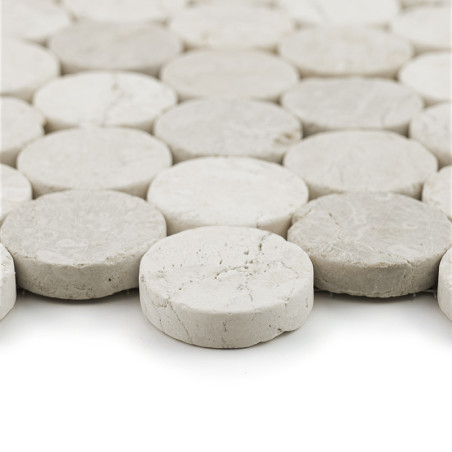 Ronde steentegels die dicht bij elkaar zijn geplaatst en een samenhangend, gestructureerd oppervlak vormen in een uniforme, lich Ronde steentegels die dicht bij elkaar zijn geplaatst en een samenhangend, gestructureerd oppervlak vormen in een uniforme, lich