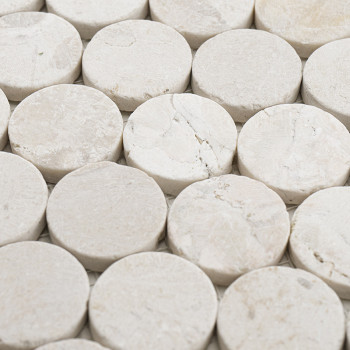 Runde Steinfliesen sind eng aneinander angeordnet und bilden eine strukturierte, nahtlose Oberfläche. Der Kontext ist ein einhei