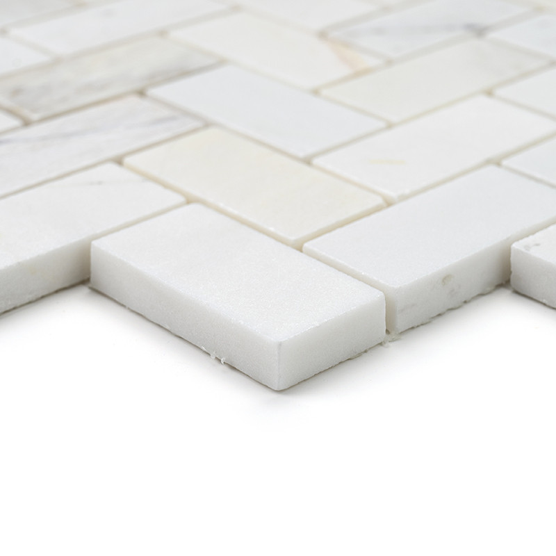 Los azulejos de piedra rectangulares se encuentran planas, formando un patrón de cuadrícula superpuesto. son lisos con una super
