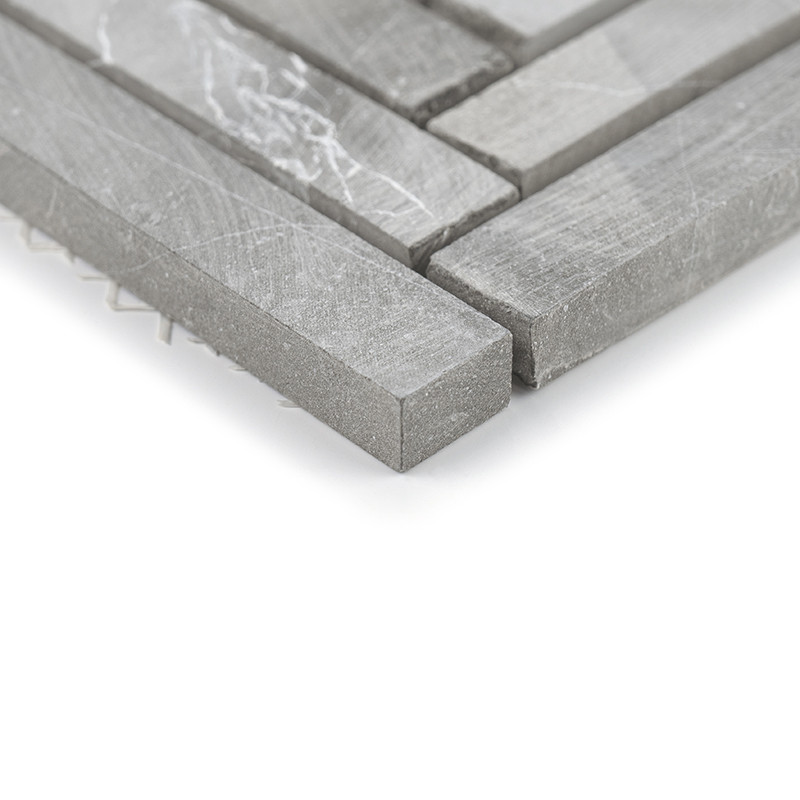 Les carreaux de pierre grise forment un motif en quinconce, mettant en valeur des pièces rectangulaires aux veines subtiles, dis