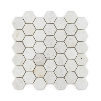 Sechseckige Steinfliesen, die in einem Raster angeordnet sind und einen Mix aus hellen Beige- und Grautönen aufweisen, wodurch e