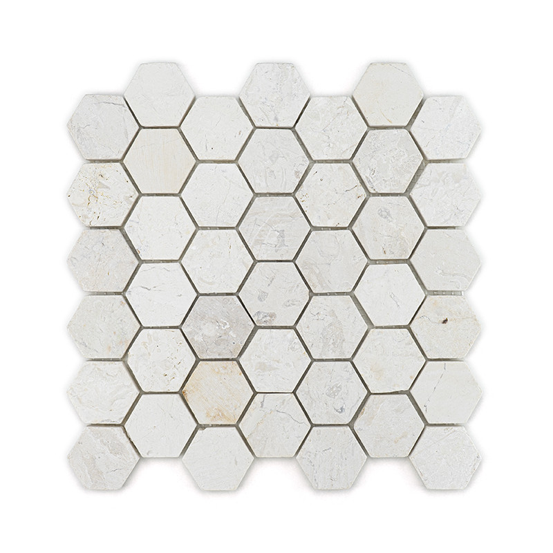 Zeshoekige steentegels gerangschikt in een raster, met een mix van lichtbeige en grijze tinten, waardoor een structuurpatroon on