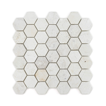 Zeshoekige steentegels gerangschikt in een raster, met een mix van lichtbeige en grijze tinten, waardoor een structuurpatroon on