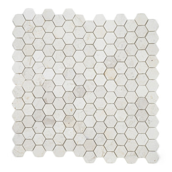 Sechseckige Steinfliesen, die in einem Raster angeordnet sind und einen Mix aus hellen Beige- und Grautönen aufweisen, wodurch e