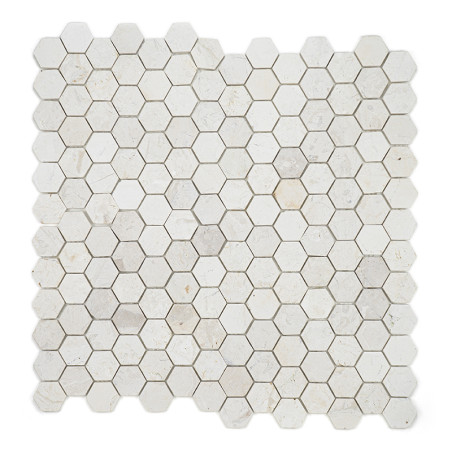 Zeshoekige steentegels vormen een in elkaar grijpend patroon, waardoor een mozaïektextuur ontstaat met verschillende subtiele gr