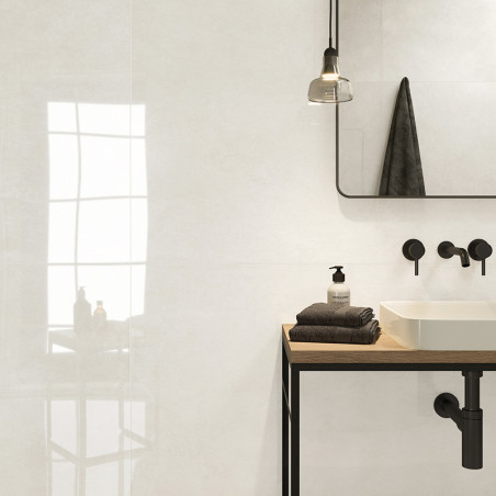 Ein weißes Badezimmer verfügt über ein minimalistisches Waschbecken auf einer Holzablage mit schwarzen Armaturen, eine Hängelamp Ein weißes Badezimmer verfügt über ein minimalistisches Waschbecken auf einer Holzablage mit schwarzen Armaturen, eine Hängelamp