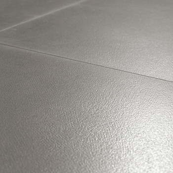 Os ladrilhos cerâmicos, posicionados de perto, criam uma superfície uniforme com acabamento cinza claro e sutilmente texturizado