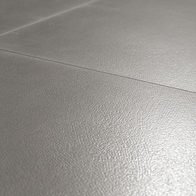 Los azulejos cerámicos, colocadas juntas, crean una superficie perfecta con un acabado de textura sutil de color gris claro, ade