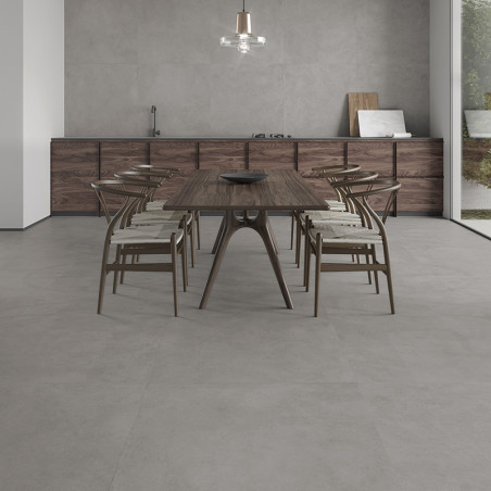 Uma mesa de jantar de madeira com cadeiras fica sobre um piso liso de cerâmica cinza claro em uma cozinha moderna com decoração  Uma mesa de jantar de madeira com cadeiras fica sobre um piso liso de cerâmica cinza claro em uma cozinha moderna com decoração