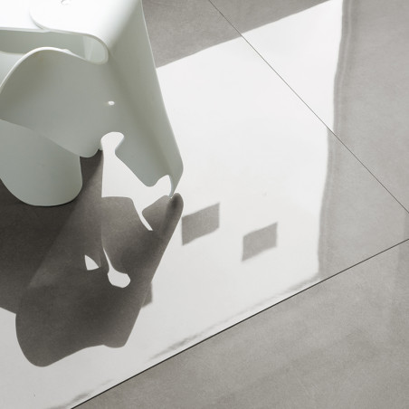 Ein weißer, elefantenförmiger Kunststoffgegenstand wirft einen Schatten auf glänzende, hellgraue Bodenfliesen, die Licht und rec