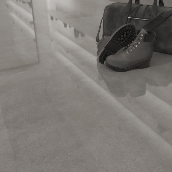 Ein Paar schwarze Stiefel ruht neben einer passenden Reisetasche auf einem glänzenden, reflektierenden Fliesenboden, der an eine