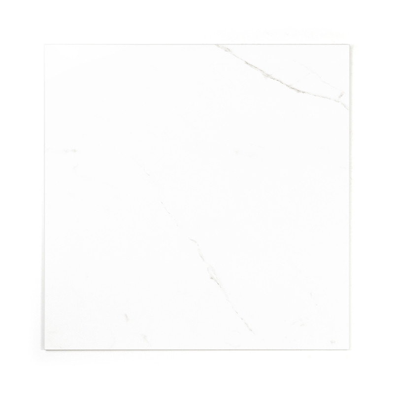 Een vierkante witte tegel heeft subtiele grijze nerven, die lijken op natuurlijk marmer, tegen een effen achtergrond, wat een mi