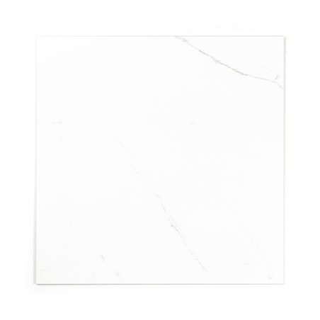 Een vierkante witte tegel heeft subtiele grijze nerven, die lijken op natuurlijk marmer, tegen een effen achtergrond, wat een mi
