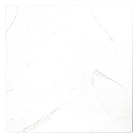 Vier vierkante tegels met een witmarmerpatroon kruisen elkaar en vertonen vage grijze aderen. Het oppervlak is glad en vormt een