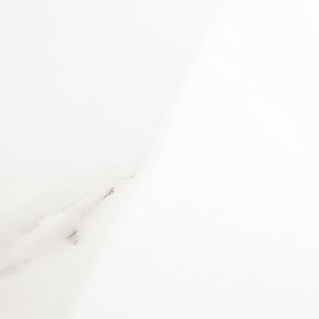 Een witte tegel met subtiele grijze aderen rust in zacht licht, waardoor een elegante en minimalistische uitstraling ontstaat di