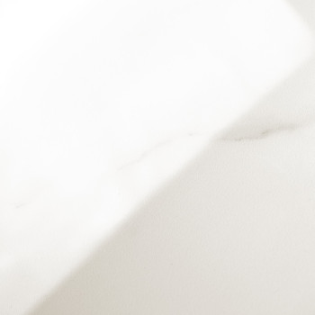 Een gladde witmarmeren tegel met subtiele grijze nerven strekt zich diagonaal uit over een vlak, goed verlicht oppervlak en geef