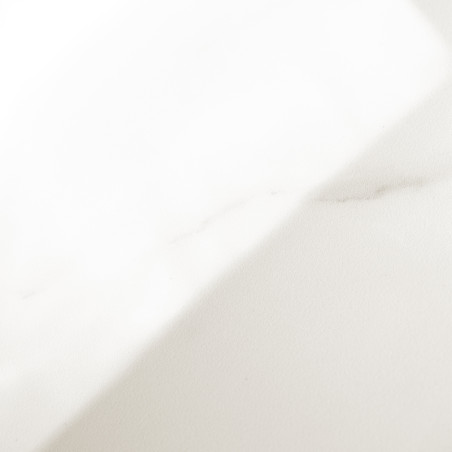 Een gladde witmarmeren tegel met subtiele grijze nerven strekt zich diagonaal uit over een vlak, goed verlicht oppervlak en geef