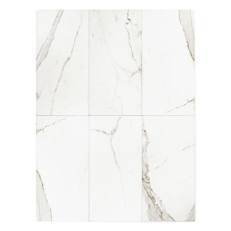 El azulejo presenta una superficie blanca con vetas beige y grises de aspecto natural, que se asemeja al mármol. Está diseñado p