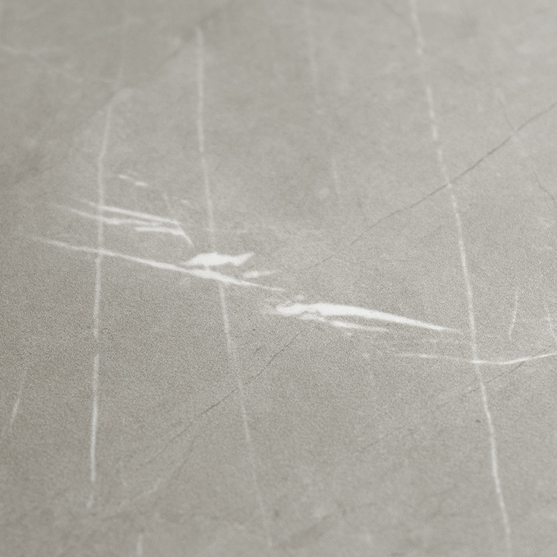 Un carreau lisse gris clair présente de subtiles veines blanches, rappelant le marbre, créant une apparence élégante et moderne 