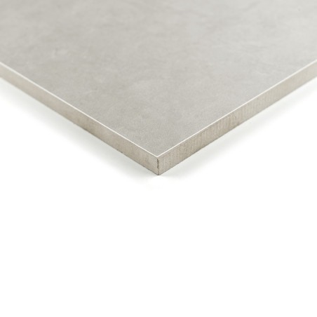 Eine quadratische, mattgraue Fliese liegt auf einer weißen Oberfläche, deren scharfe Kanten ein klares, minimalistisches Design  Eine quadratische, mattgraue Fliese liegt auf einer weißen Oberfläche, deren scharfe Kanten ein klares, minimalistisches Design