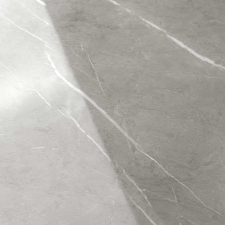 Grijze marmeren tegels hebben subtiele witte nerven die zonlicht reflecteren. gelegen in een vlakke, binnenomgeving. Grijze marmeren tegels hebben subtiele witte nerven die zonlicht reflecteren. gelegen in een vlakke, binnenomgeving.