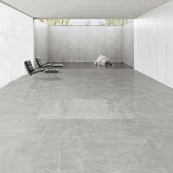 Grauer Marmorfliesenboden, der das Licht reflektiert, in einem minimalistischen Raum mit weißen Wänden und modernen schwarzen St