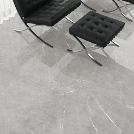 Schwarze, getuftete Ledersessel ruhen auf hellgrauen Fliesen mit Marmormuster. Der Raum wirkt modern und minimalistisch mit sich Schwarze, getuftete Ledersessel ruhen auf hellgrauen Fliesen mit Marmormuster. Der Raum wirkt modern und minimalistisch mit sich