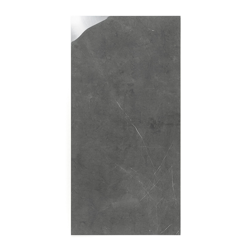 Die Fliese ist eine rechteckige Platte aus strukturiertem dunkelgrauem Material mit dezenter weißlicher Marmorierung, die auf ei