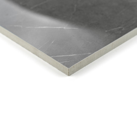 Eine quadratische Keramikfliese mit einer glatten, glänzenden, dunkelgrauen Oberfläche mit dezenten weißen Maserungen. schräg po