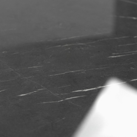 Dunkle Marmorfliesen zeichnen sich durch dezente weiße Maserungen aus, die weiches Licht in einer glatten, polierten Oberfläche 