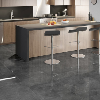 Eine elegante, moderne Kücheninsel verfügt über drei Barhocker und eine saubere Arbeitsplatte mit Obstschalen, umgeben von glänz