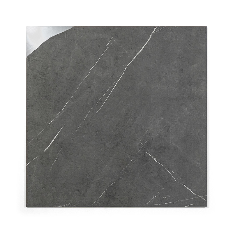 Eine quadratische Fliese hat eine dunkelgraue Oberfläche mit dünnen, weißen diagonalen Maserungen, die an Naturstein erinnern un