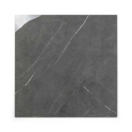 Eine quadratische Fliese hat eine dunkelgraue Oberfläche mit dünnen, weißen diagonalen Maserungen, die an Naturstein erinnern un