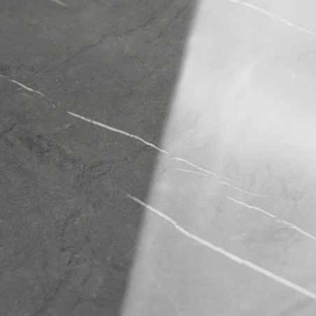 Die Fliese hat eine glatte, diagonal geteilte Oberfläche. Eine Seite ist dunkelgrau, die andere hellgrau, beide mit dezenten wei