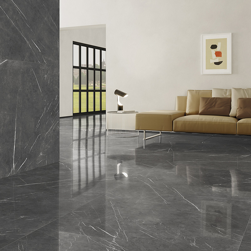 Los azulejos de mármol gris brillante reflejan la luz natural a través de los grandes ventanales, mientras que un sofá beige y u