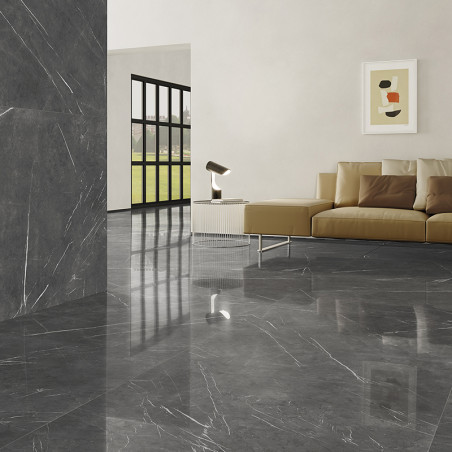 Die glänzenden grauen Marmorfliesen reflektieren das natürliche Licht durch die großen Fenster, während ein beiges Sofa und eine