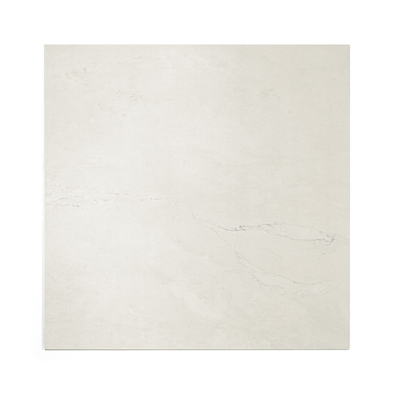 Un carreau carré de couleur beige clair présente des motifs subtils et marbrés. Il repose sur un fond uni et blanc.