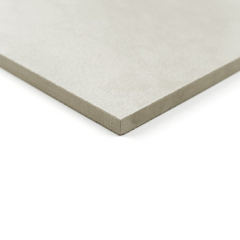 Um ladrilho liso, quadrado e cinza claro fica plano, exibindo uma borda limpa e nítida em um ambiente branco minimalista.